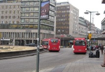 Stadsmiljö med röda bussar vid Sergels torg i Stockholm