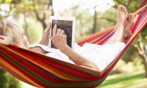 Bild på kvinna i en hammock. Glad sommar önskar Tobaksfakta