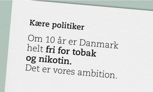Text där det står Kära på litiker. Om 10 år är Danmark helt fritt från tobak och nikotin. Det är vår ambition. Texten är en del av en annons från ideella organisationer i Danmark.
