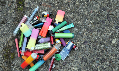 Bild på slängda e-cigaretter som ligger på marken. Syftar till att visa att miljöproblem av tobak och nikotin var i fokus på COP 11. Foto: Istock