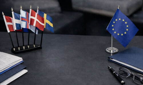 Bild på nordiska flaggor och en EU-flagga. Bilden gestaltar Cancerorganisationernas uppmaning till EU att Revidera Tobaksdirektivet