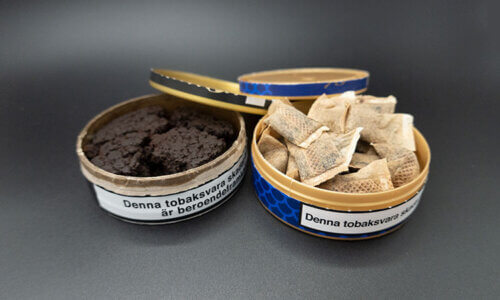 Foto på brunt snus som visar att Brunt snus kan skada tandköttet