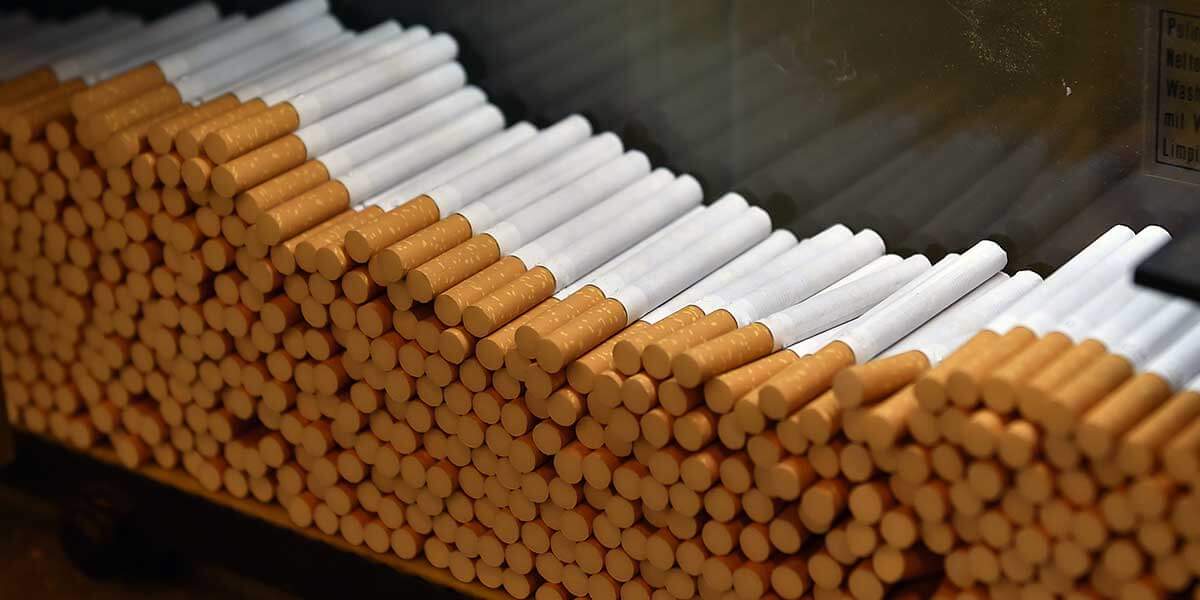 Imagen de una pila de cigarrillos sobre una pila