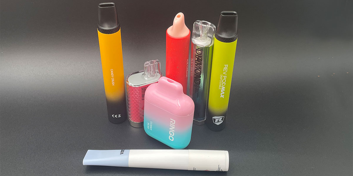 Foto de varios cigarrillos electrónicos diferentes en distintas formas, como rosa claro, naranja, azul claro, verde menta y más.