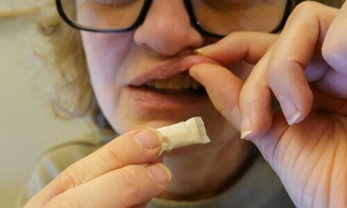 Bilde av en kvinne som tar snus – bildet viser en forelder som selv tar snus eller røyker