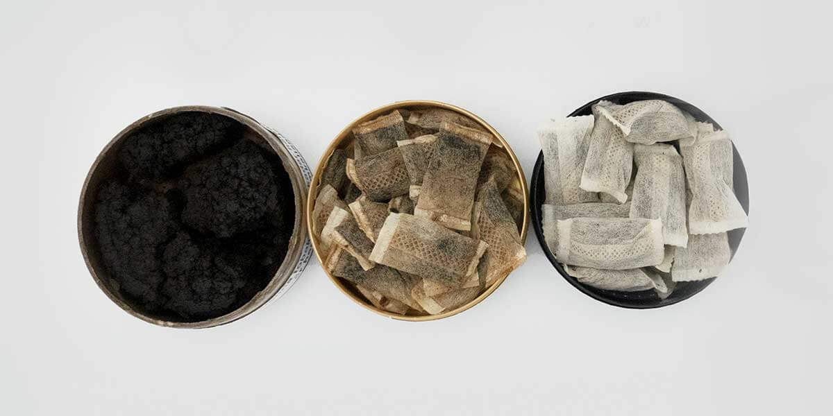 Imagen de snus marrón en diferentes variedades, snus suelto, snus marrón y "snus blanco".