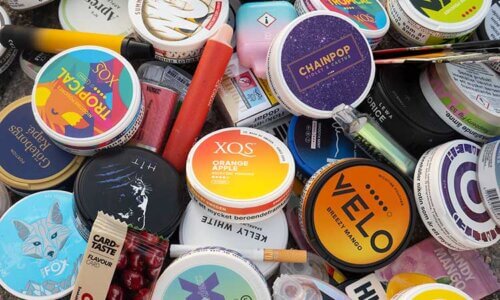 Imagen de muchos productos de nicotina diferentes, como cigarrillos, snus, snus blanco, cigarrillos electrónicos, clickballs y más.