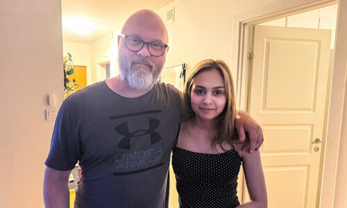Foto på en man som håller armen om sin dotter. De är med i en artikel om huruvida en förälder kan skydda sitt barn från nikotinberoende om man själv snusar.